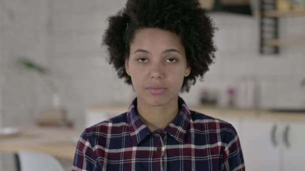 Portrait de femme afro-américaine obtenir surprise à la caméra — Video