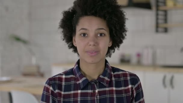 Retrato de afro-americano perturbado mulher ficando irritado — Vídeo de Stock