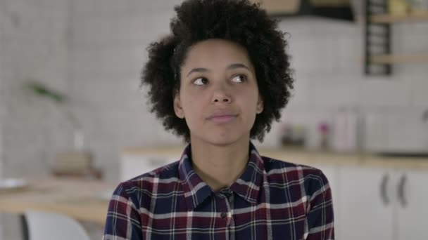Retrato de una mujer afroamericana pensando en una idea creativa — Vídeos de Stock