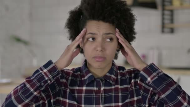 Portretul unei femei afro-americane care suferă de dureri de cap — Videoclip de stoc