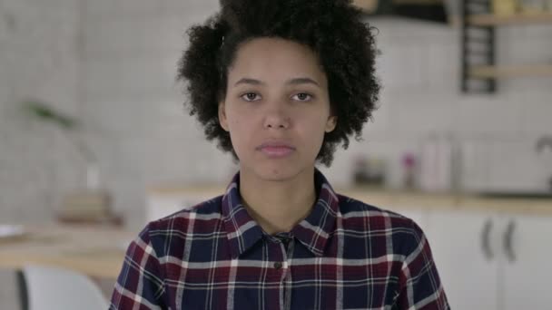 Retrato de la alegre mujer afroamericana señalando con el dedo — Vídeos de Stock