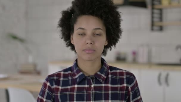 アフリカ系アメリカ人女性の肖像画は、頭、手の記号なしと述べた — ストック動画