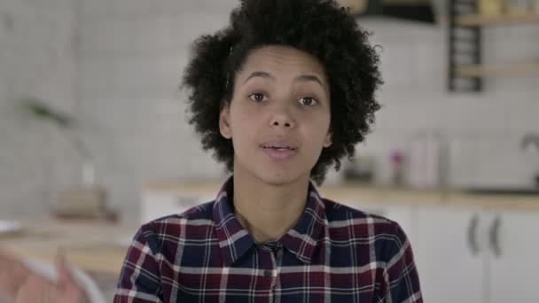 Portrait de femme afro-américaine faisant du chat vidéo — Video