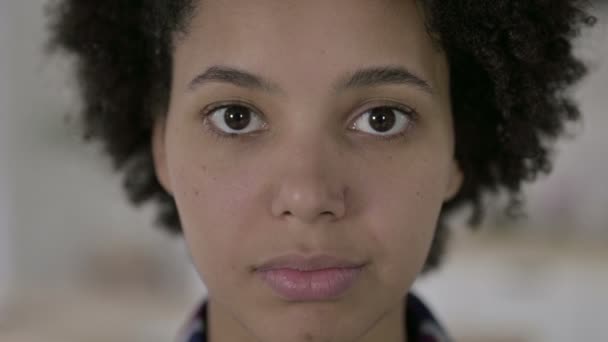 Зблизька Портрет афро - американської жінки, що дивиться на Камеру — стокове відео