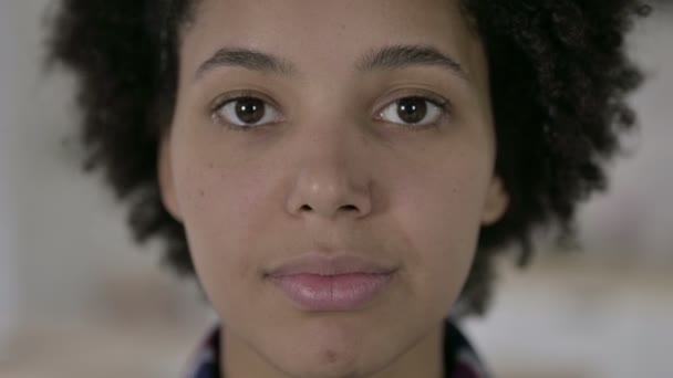 Gros plan de la femme afro-américaine joyeuse souriant à la caméra — Video