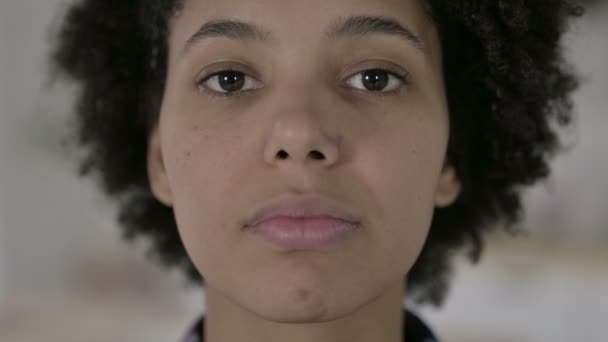 Primer plano de la mujer afroamericana sonriendo ante la cámara — Vídeo de stock
