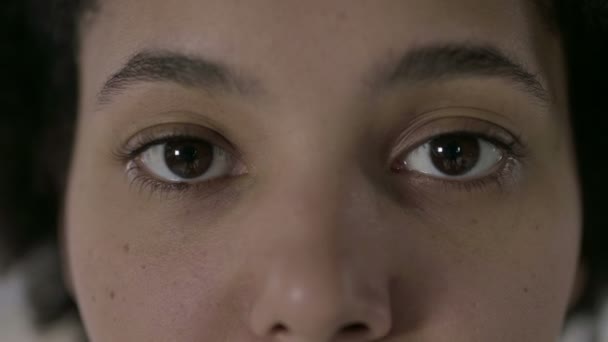 Primer plano de la mujer afroamericana parpadeando los ojos — Vídeos de Stock