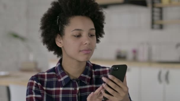 Retrato de mujer afroamericana usando Smartphone — Vídeos de Stock