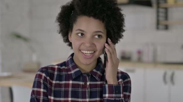 Ritratto di donna afroamericana che parla su smartphone — Video Stock