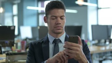 Smartphone kullanan Afrikalı İşadamının Portresi