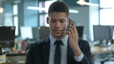 Akıllı telefondan konuşan Afrikalı İş Adamının Portresi