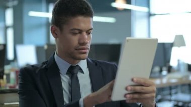Ofiste Tablet kullanan Afrikalı İşadamı Portresi