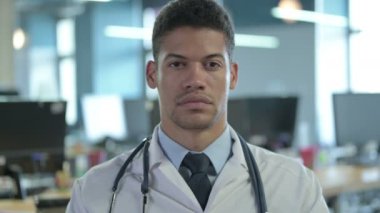 Kameraya Bakan Ciddi Afrikalı Doktor Portresi