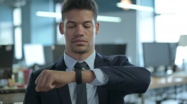 Akıllı İzleme kullanarak Neşeli Afrikalı İş Adamının Portresi