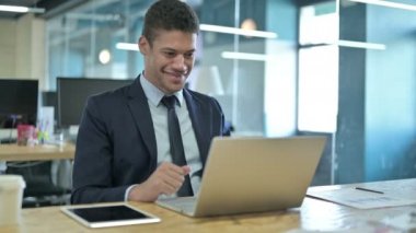 Şaşırtıcı Afrikalı İşadamı Laptop 'ta Başarı