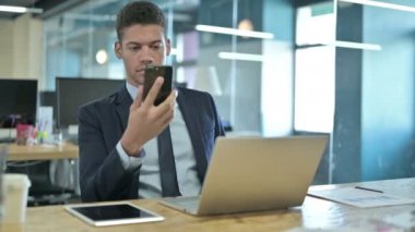Genç Afrikalı İşadamı Smartphone 'da konuşuyor