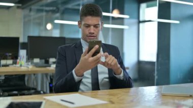 Genç Afrikalı İşadamı Smartphone 'da Sürpriz Aldı