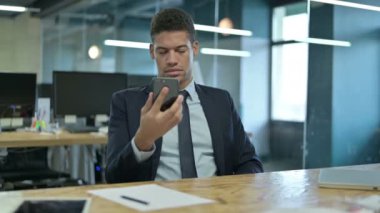 Smartphone 'da Kaybolan Üzgün Afrikalı İş Adamı