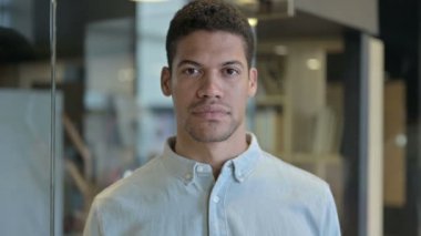 Şaşırmış Genç Afrikalı Adam