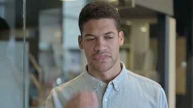 Yorgun Afrikalı bir adamın boynu ağrıyor.