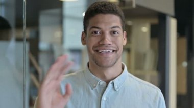 Genç Afrikalı Adam Video Sohbeti yapıyor ve gülümsüyor