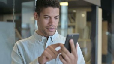 Genç Afrikalı Adam Akıllı Telefon 'da Başarıyı Kutluyor