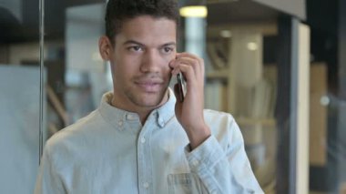 Yakışıklı Afrikalı Adam Akıllı Telefonla Konuşuyor