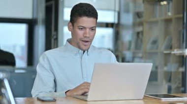 Genç Afrikalı Adam Laptop 'ta İş Başarı Buldu