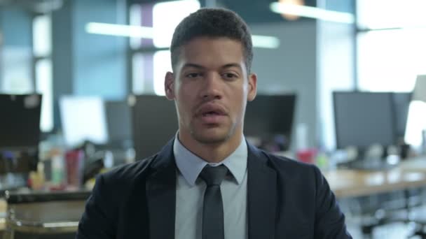 Portret van zieke Afrikaanse zakenman hoesten in Office — Stockvideo