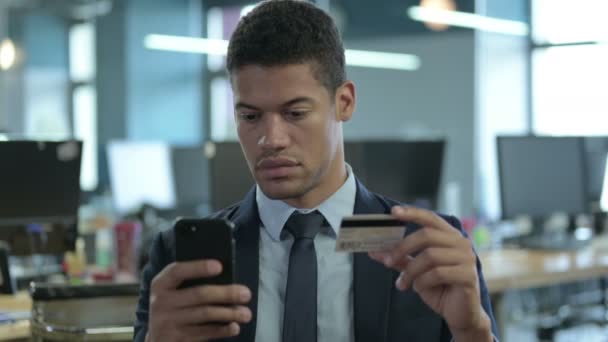 Retrato de Empresário Africano usando cartão de crédito no Smartphone — Vídeo de Stock