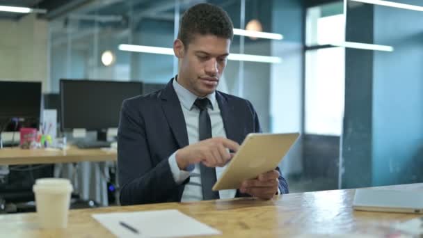 Joven empresario africano usando Tablet en Modern Office — Vídeos de Stock