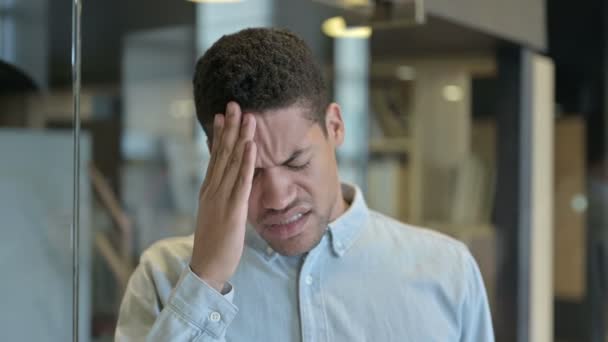 Cansado joven africano con dolor de cabeza en la oficina moderna — Vídeos de Stock