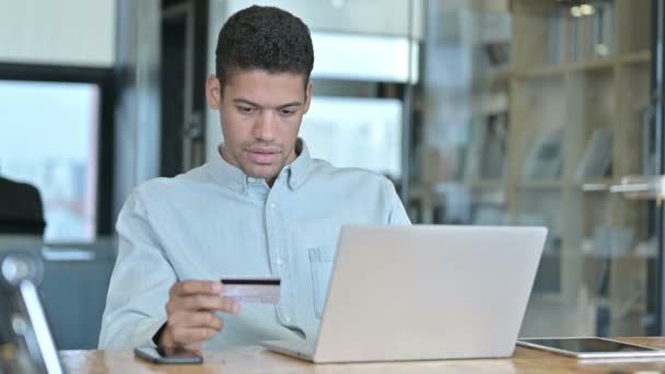 Shopping online di successo, Giovane uomo africano con carta di credito — Video Stock