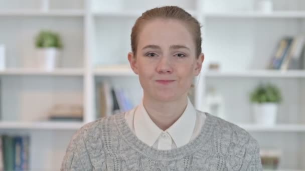 Πορτρέτο της απογοητευμένης νεαρής γυναίκας κάνει Αντίχειρες — Αρχείο Βίντεο