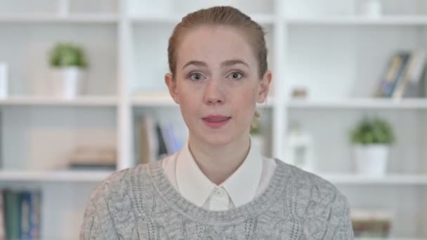 Portrét mladé ženy s ukazujícím prstem a pozvánkou — Stock video
