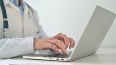 Klinikteki Laptop 'ta Doktor Daktilo' yu kapat