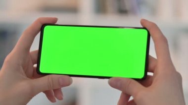 Krom Anahtar Ekranlı Akıllı Telefon İçeriği İzleniyor 