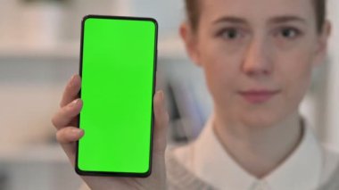 Akıllı Telefonun Yeşil Krom Anahtarını Gösteren Genç Kadın