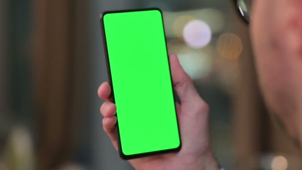 Использование смартфона с экраном Green Chroma Key — стоковое видео