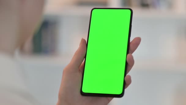 Vue arrière de la femme à l'aide d'un téléphone intelligent avec écran Chroma Key — Video