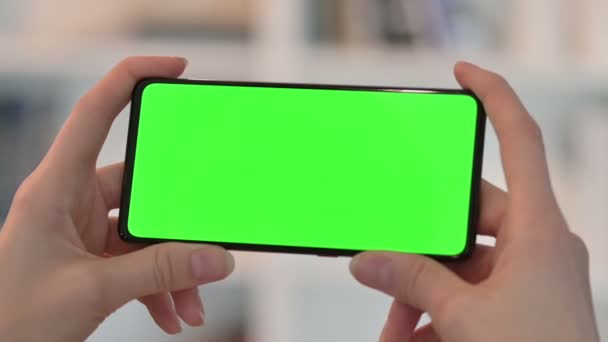 Guardare contenuti su smartphone con schermo chiave cromato — Video Stock