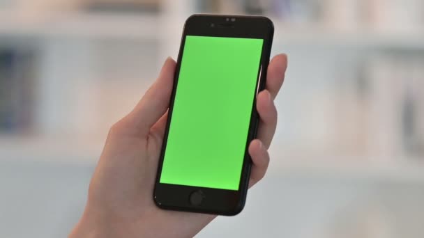 使用带有绿色色谱键屏幕的智能手机 — 图库视频影像