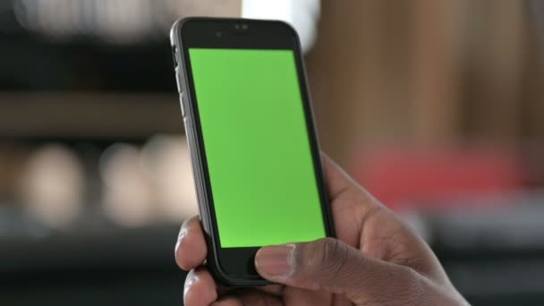 使用带有Chroma键屏幕的智能手机的非洲人 — 图库视频影像