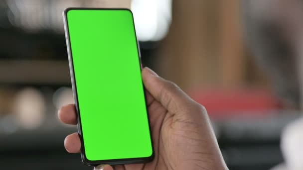 使用绿色色谱按键智能手机屏幕的非洲人 — 图库视频影像
