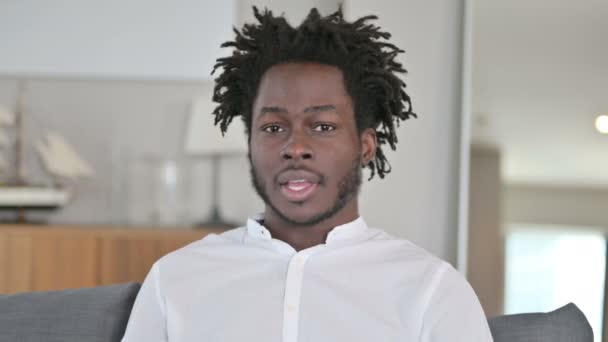 Portret van online videochat door Afrikaanse man — Stockvideo