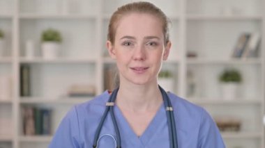Neşeli Genç Kadın Doktor Başparmağını kaldırıyor 