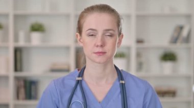 Ciddi Genç Bayan Doktor Kameraya Bakıyor 