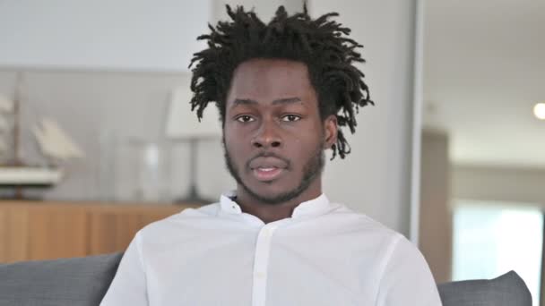 Afrikalı Adam 'ın Titreyen Parmağı Portresi, İşaret Yok — Stok video