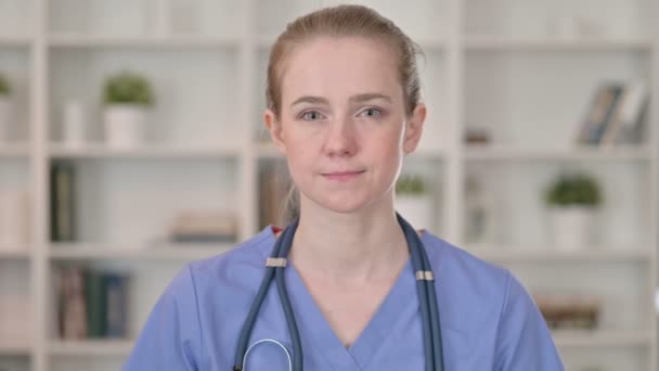 Grave giovane medico femminile dicendo di no dal segno del dito — Video Stock