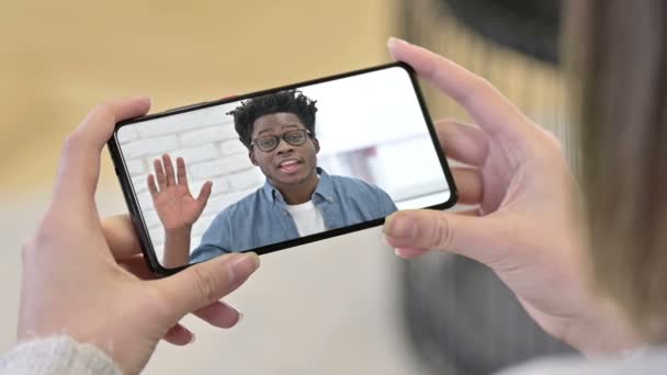 Parlare giovane africano in Smartphone durante la video chat — Video Stock